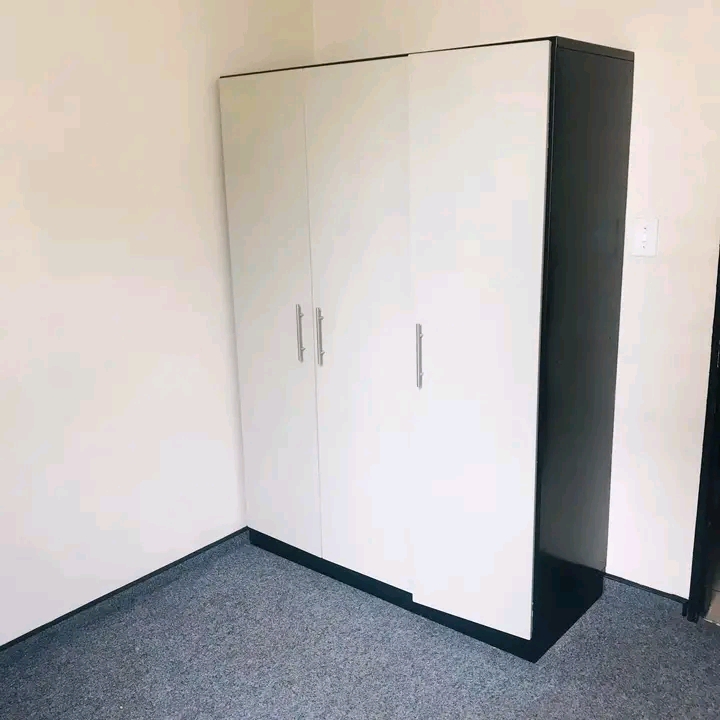 Room available in a city property building je  in Johannesburg