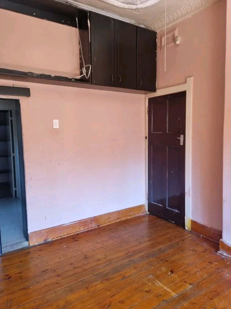 A spacious room to rent 3200r. toilet and sho  in Kensington