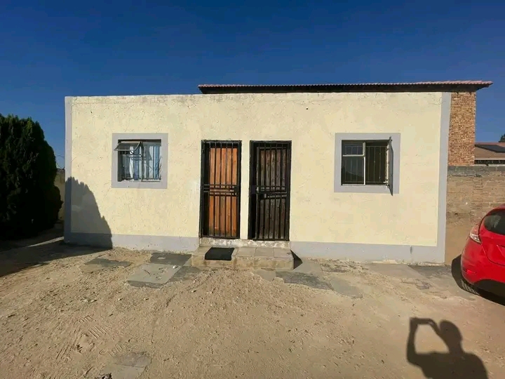 Spacious cottage to rent with outside toilet   in Birch Acres