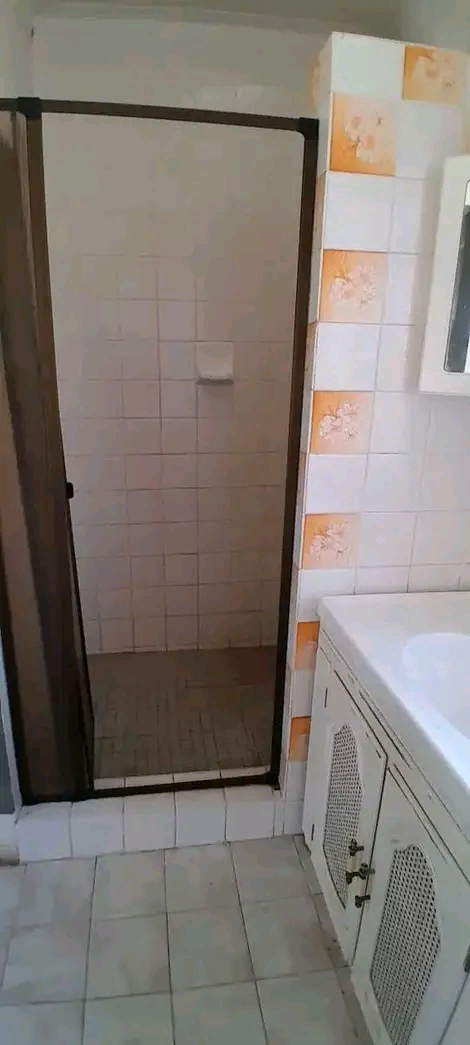 Communal house: room to rent in ce2 r3200

  in Vanderbijlpark