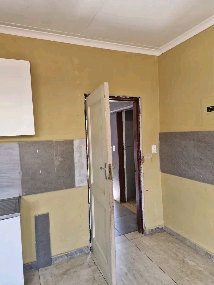 I have beautiful bachelor room available at e  in Cosmo City