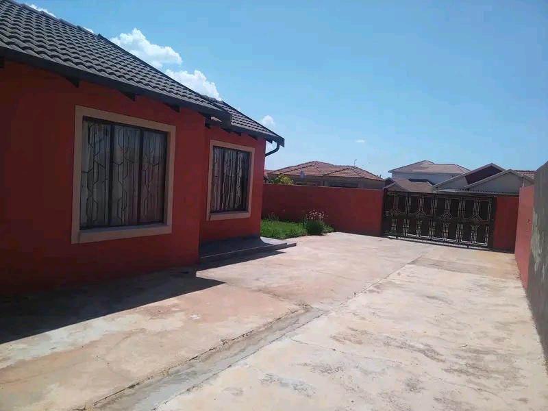 3 bed 1 bath available at ext 7 available imm  in Dawn Park