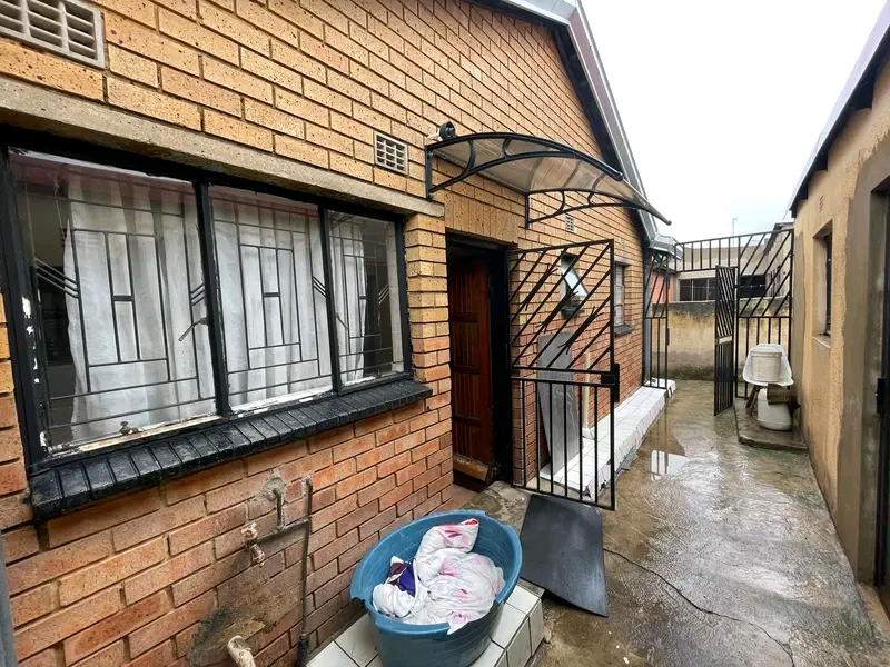1 separate bedroom cottage with kitchen with   in Tembisa