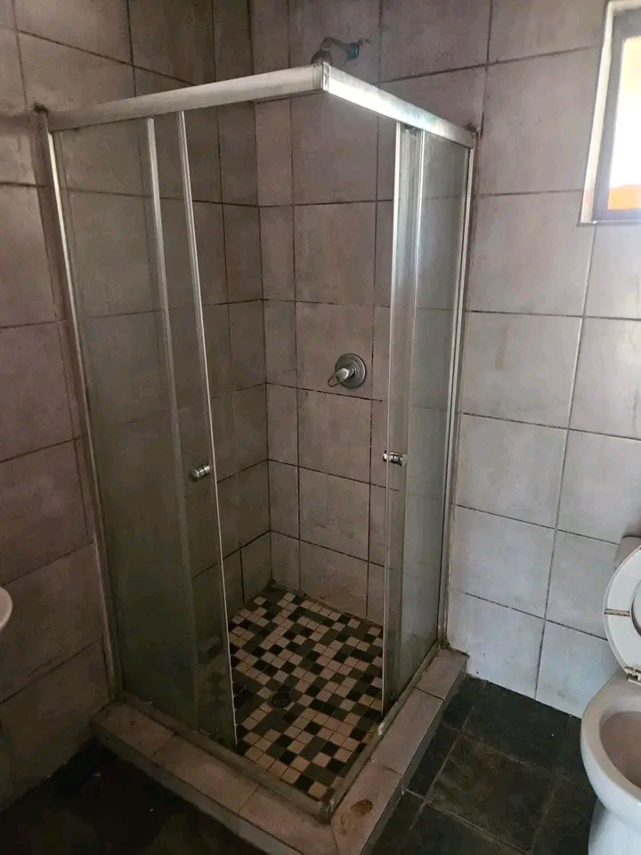 Spacious garden cottage available immediately  in Lombardy East