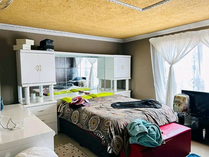 2 bedroom house with 1 empty outside room  ho  in Protea Glen