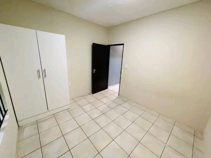 1 spacious bedroom cottage with a fitted wald  in Norkem Park