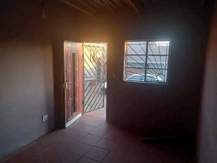 Room to rent available at motsu (nb: the room  in Tembisa
