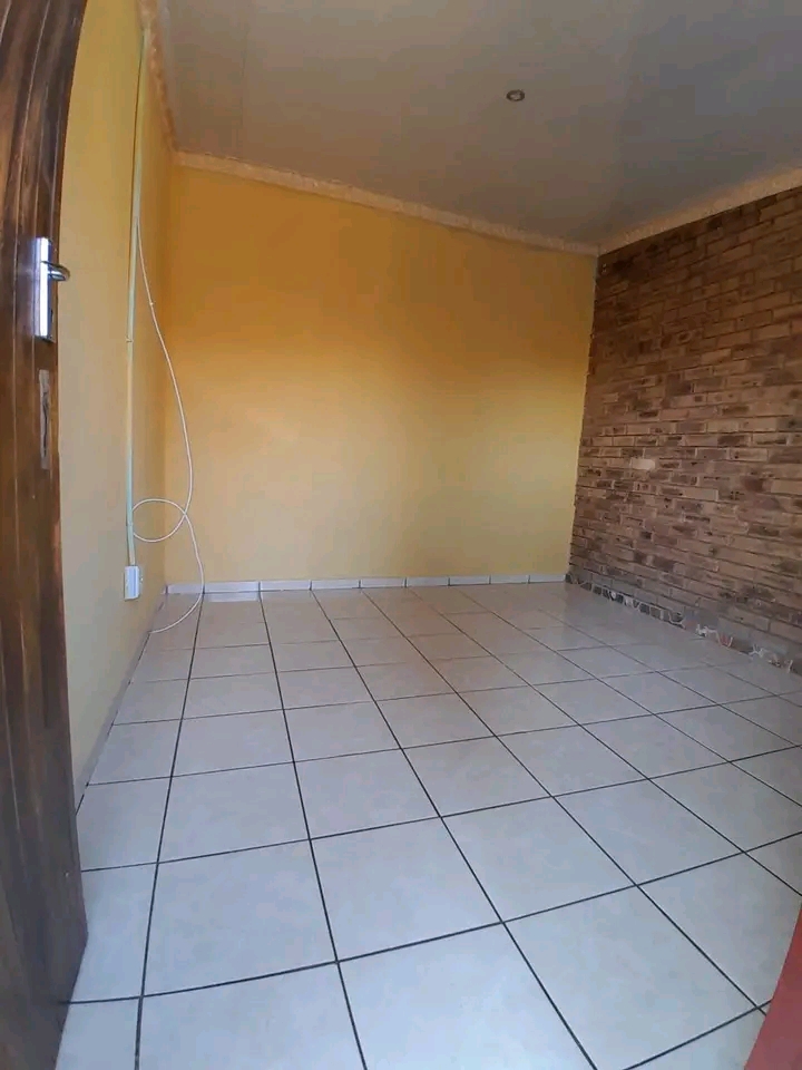 Room to let..in joburg south available immedi  in Naturena