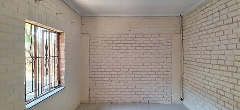 Garage size room available in east 
parking   in Clayville
