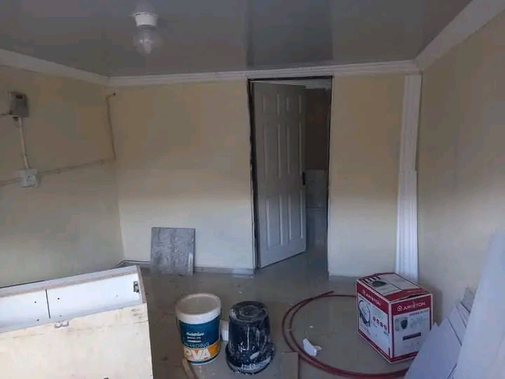 Big bachelor room to rent available at makhul  in Tembisa