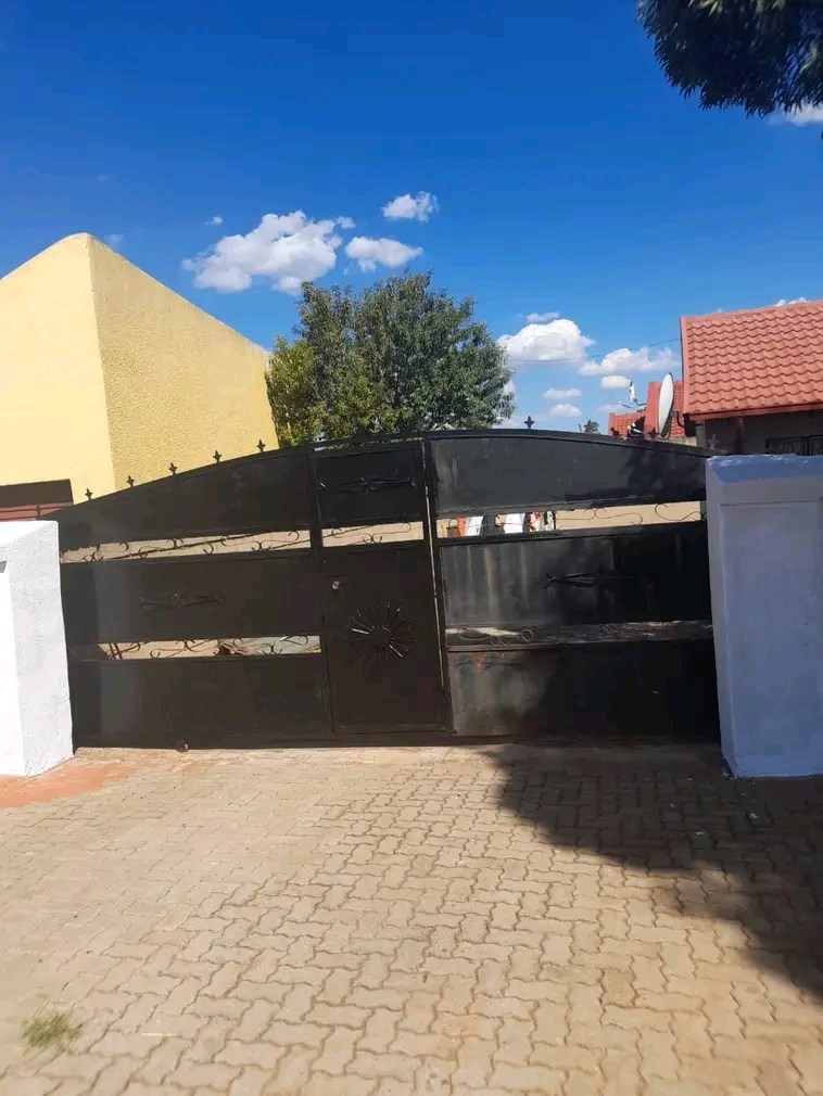 Area: ext25📍
rental price r5500 plus depo  in Vosloorus
