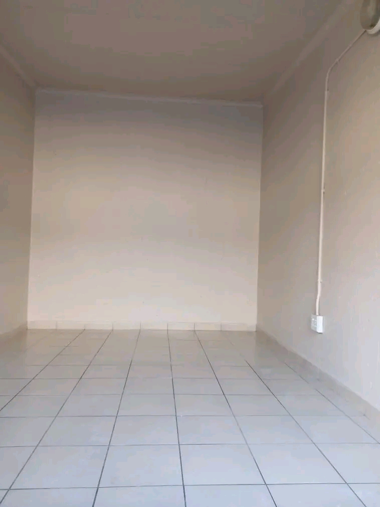 Room to let available immediately along persi  in Malvern