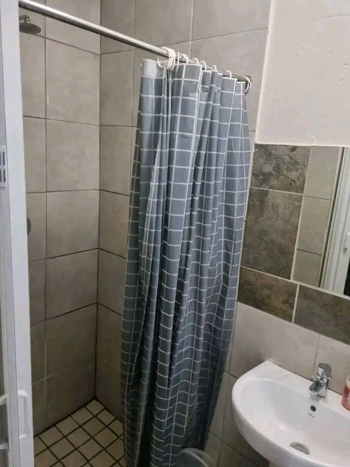 A big bachelor available to rent near tollgat  in Ebony Park