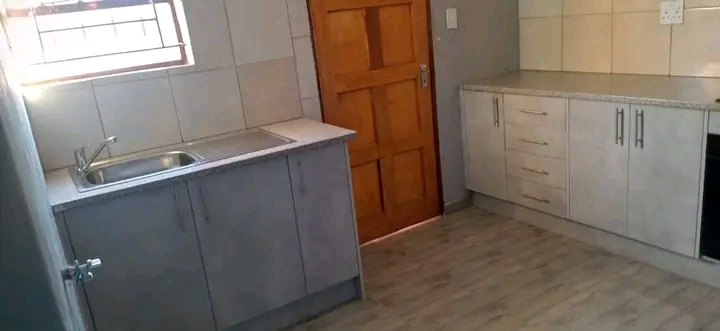 Cottage
rent r4000
deposit same 

  spaci  in Dawn Park