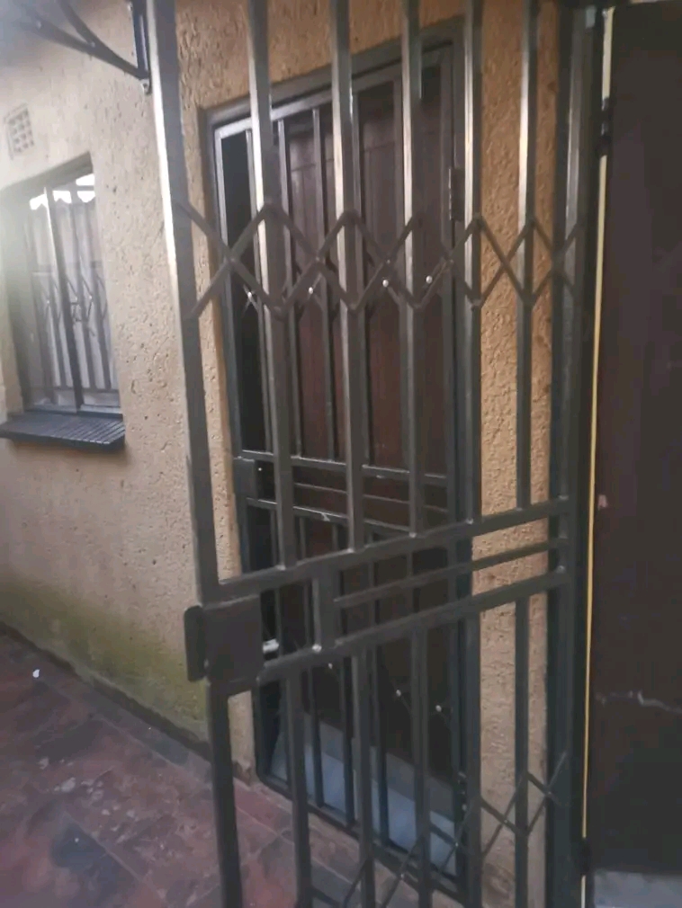 Room available for rent – mailula
r800 per  in Vosloorus