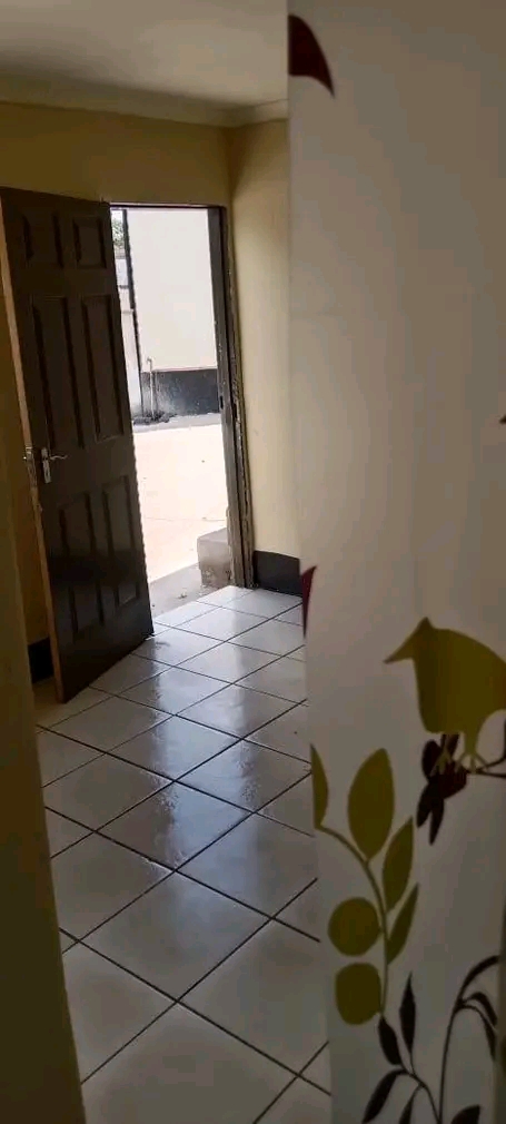 Self contained unit in la rochelle jhb south.  in La Rochelle