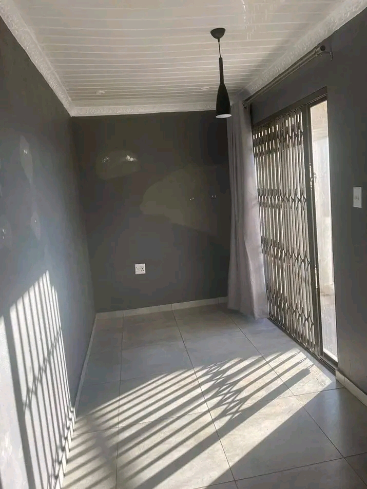 Ensuit ext 12 r2200 available immediately  in Soweto