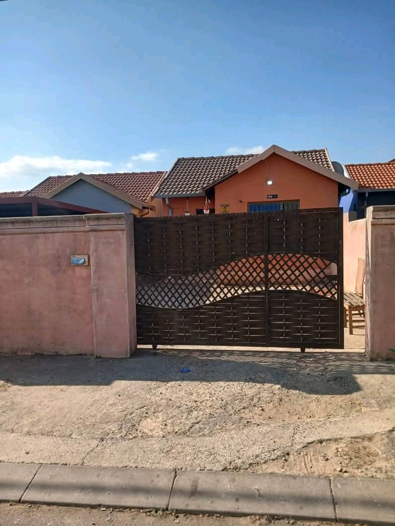 Ext 4  whatsupp me
rent r5500 
deposit r550  in Fleurhof