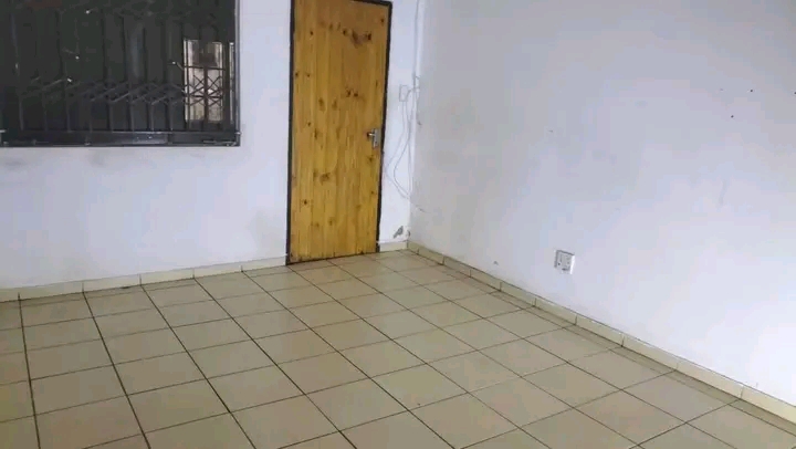 Room to rent r2500 including electricity hot   in Cosmo City