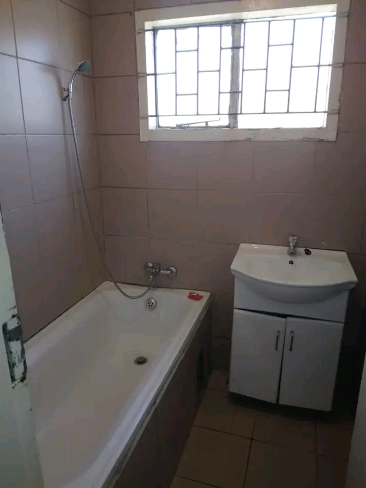 A 3 bedrooms house available right now for re  in Senaoane