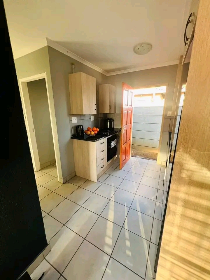 Neat & clean 3 bedroom house. 
empty & avail  in Alberton