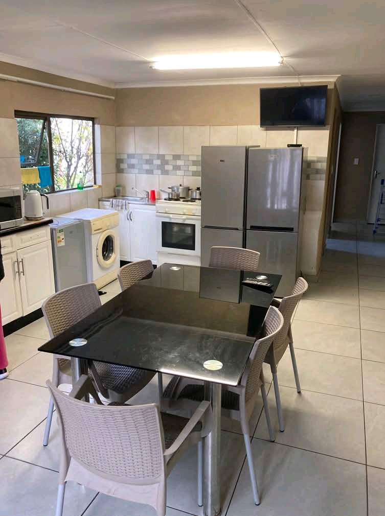Room to rent in house-share, r3150 for a sing  in Ferndale
