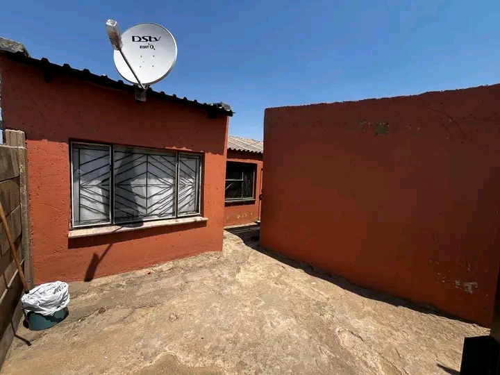 House for sale
this golden oldie 4 room hous  in Tembisa