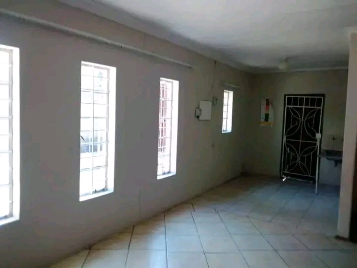 Full house available 1ts may in ex1.with two   in Rabie ridge