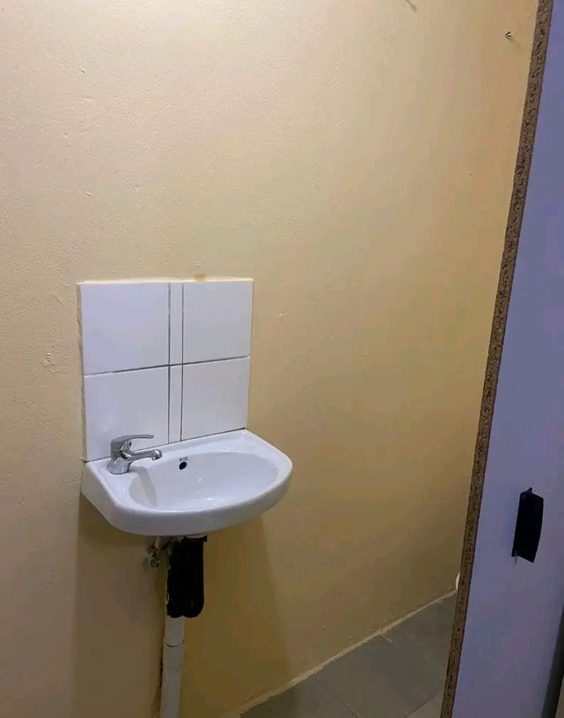 Bachelor available to rent

includes a kitc  in Clayville