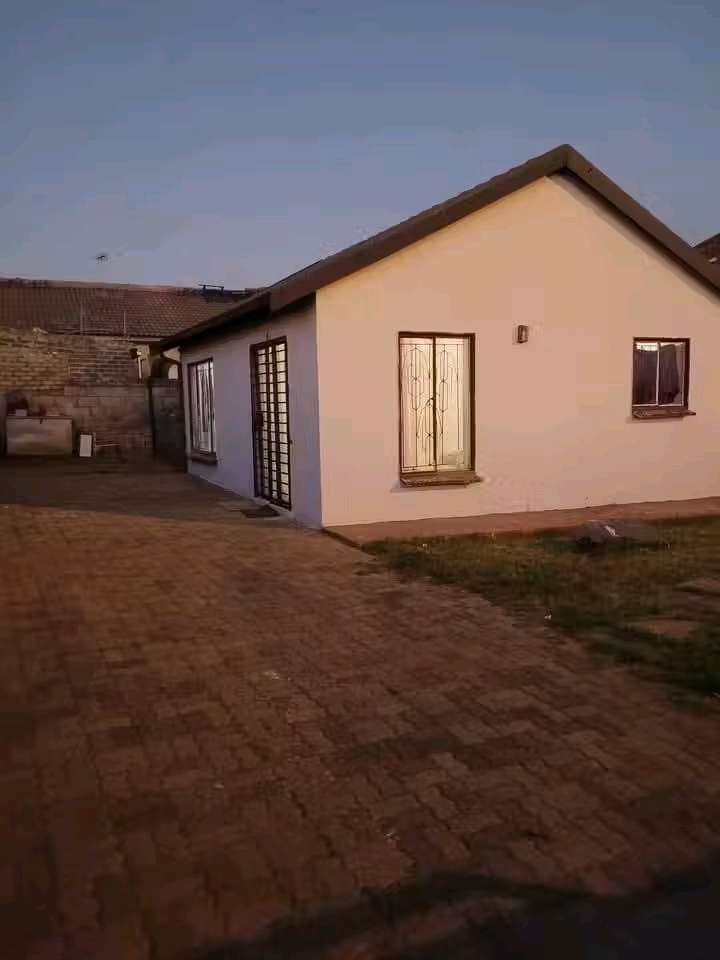 2 bedrooms house with built in wardrobes,fitt  in Vosloorus