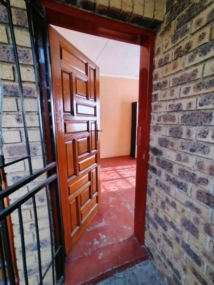 Room to rent in emfihlweni section, size 4x5m  in Tembisa