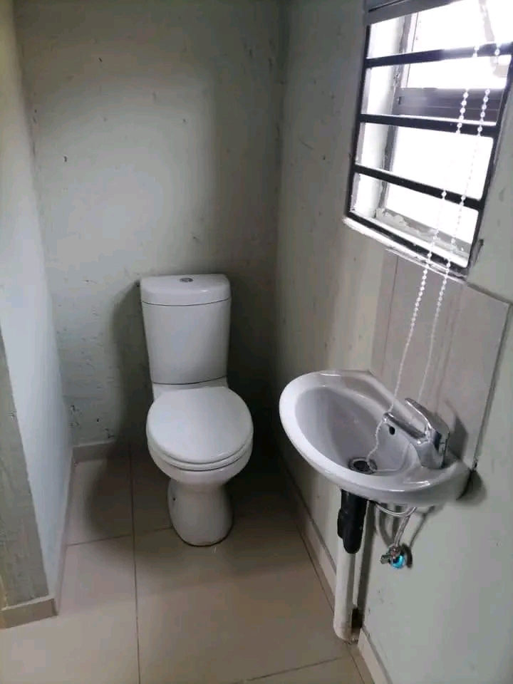 Bachelor available to rent at ext 14
availab  in Vosloorus
