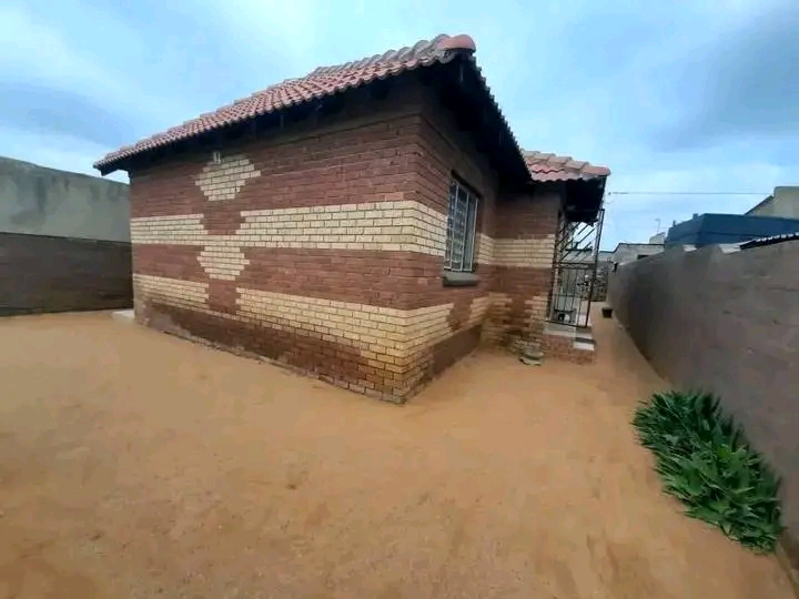 3 bedroom stand alone house to rent in ext 2  in Ebony Park