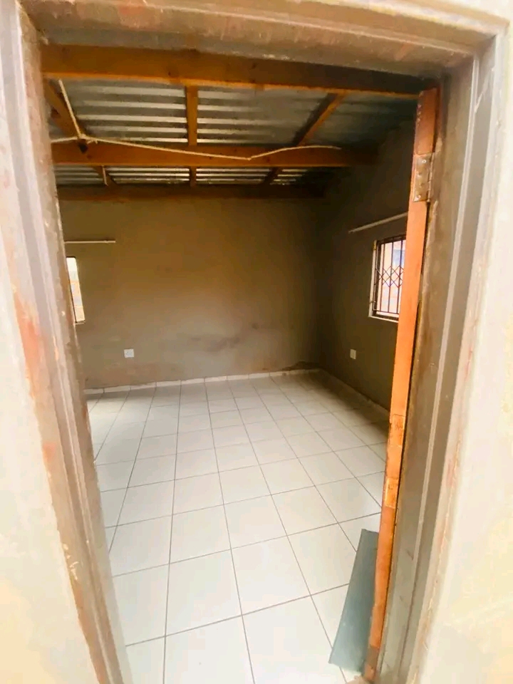 Room and garage available for rental.
phase   in Braamfischer