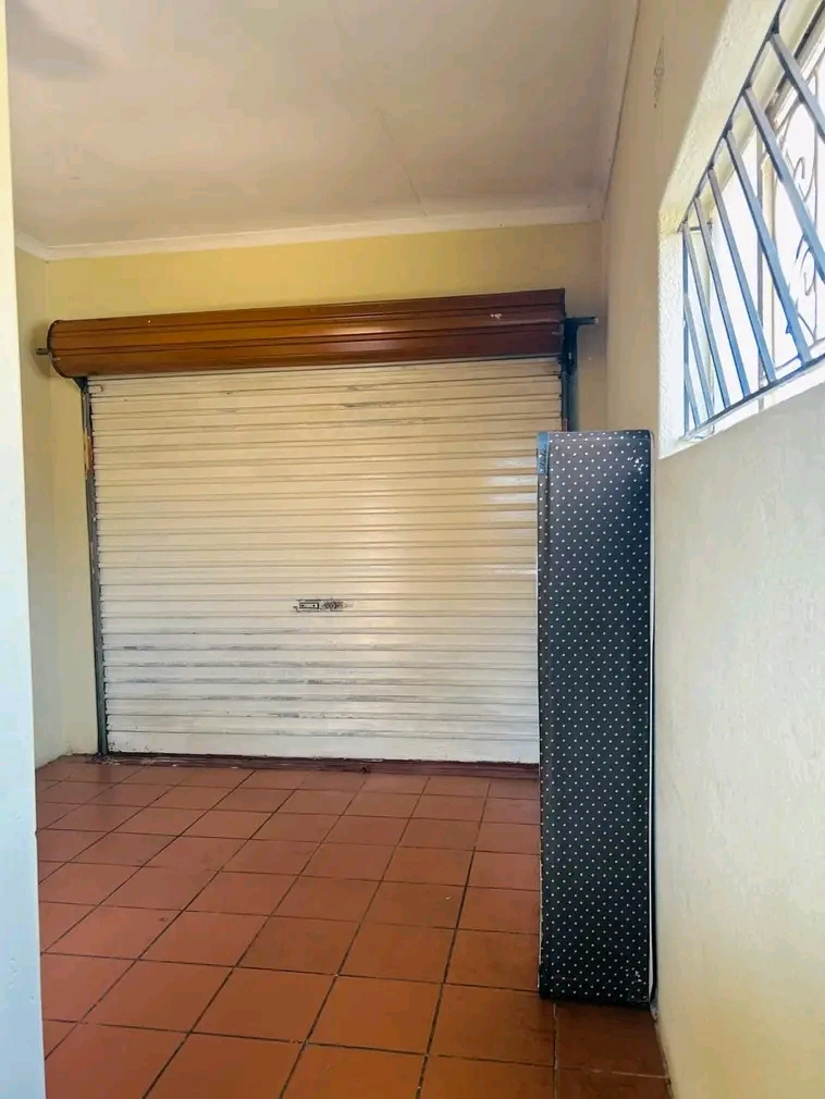 Garage room to let in phase 2, rent r2500, de  in Diepkloof