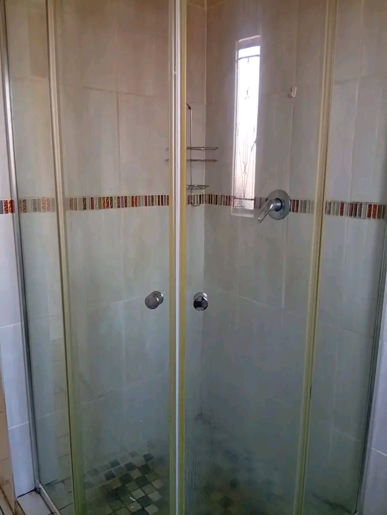 3 bedrooms house with a fitted kitchenette, f  in Tembisa