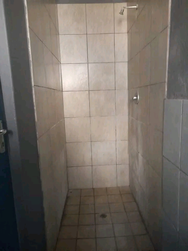 Bachelor unit to let in 7th avenue jhb r2200   in Bezuidenhout Valley