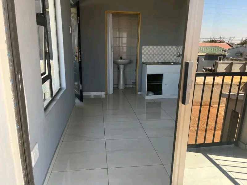 Bachelor room to rent 
available in april
c  in Protea Glen