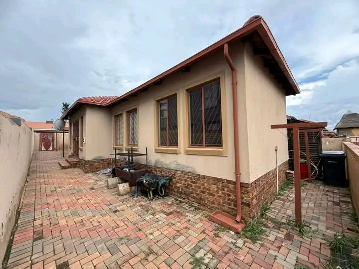 A well maintained stand alone offering 3 fitt  in Kempton Park