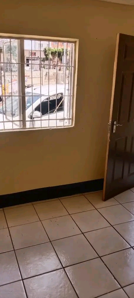 Self contained unit in la rochelle jhb south.  in La Rochelle