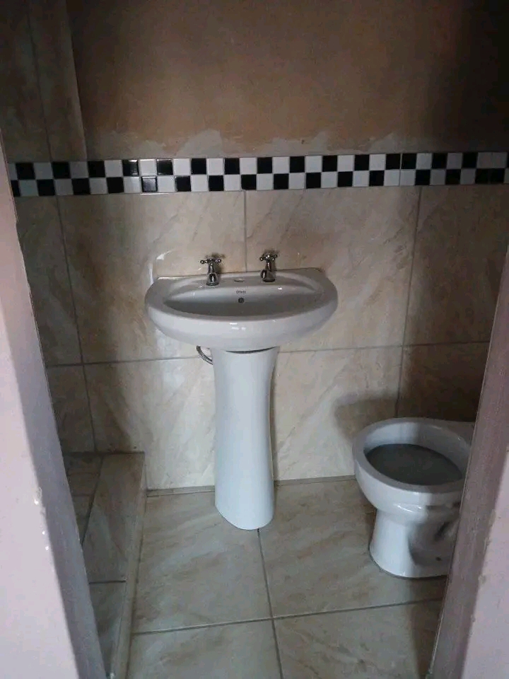 Cottage to rent with inside shower and toilet  in Cosmo City