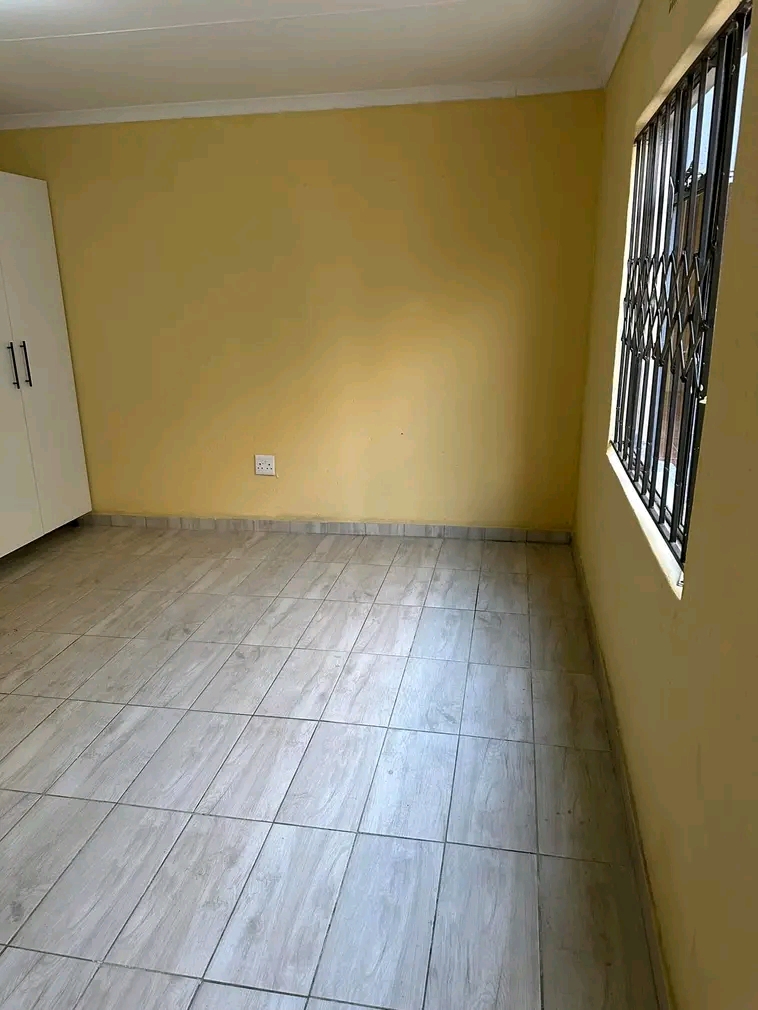 Grand batchelor rooms to rent
includes: kitc  in Tsakane