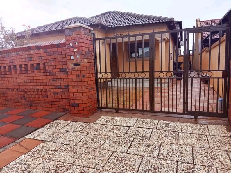 2 bedroom house (one of the bedrooms fits 2 b  in Protea North