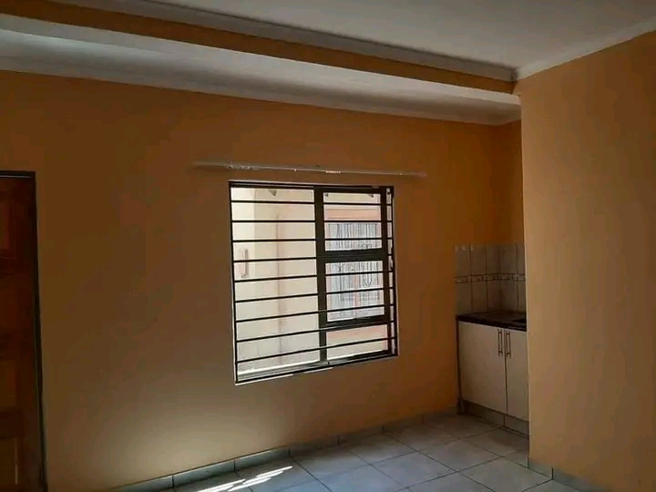Neat open room accommodation in close   proxi  in Vosloorus