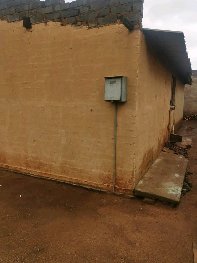 House for rent in extension 28 (next to manzi  in Vosloorus