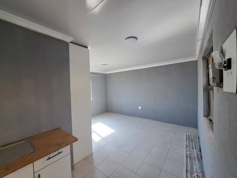 Bachelor to rent in ext 11 for r3000
free un  in Protea Glen