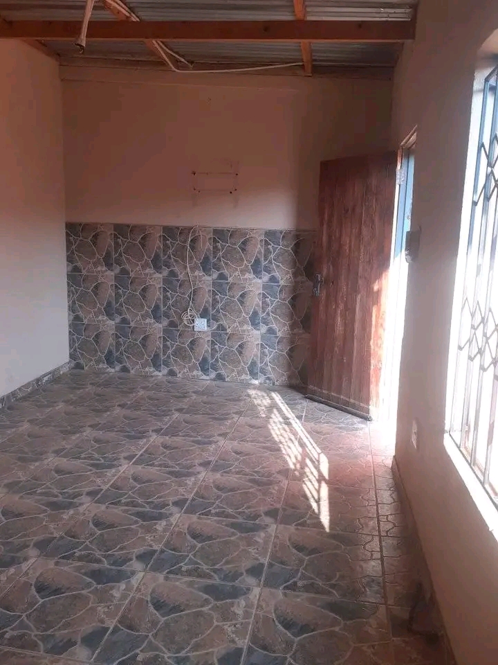Room available ext1 1500 my number 0660 943 7  in Esselen Park