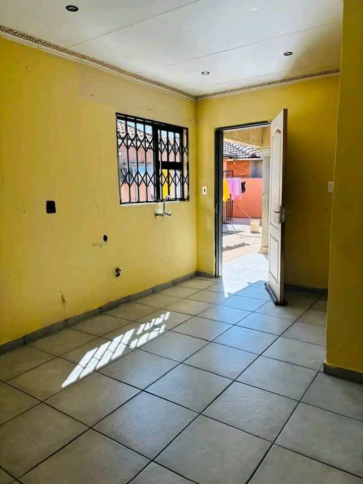 A 1 bedroom with toilet and bath tub🛁  ins  in Vosloorus