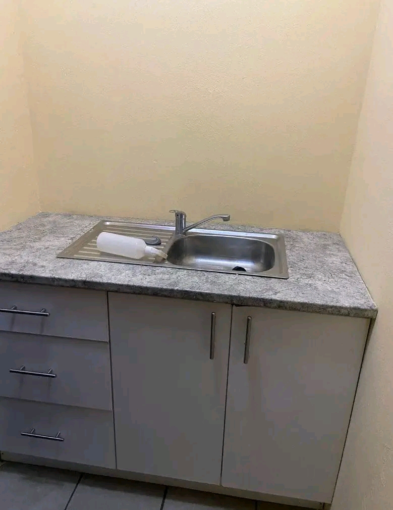 Bachelor available to rent

includes a kitc  in Clayville