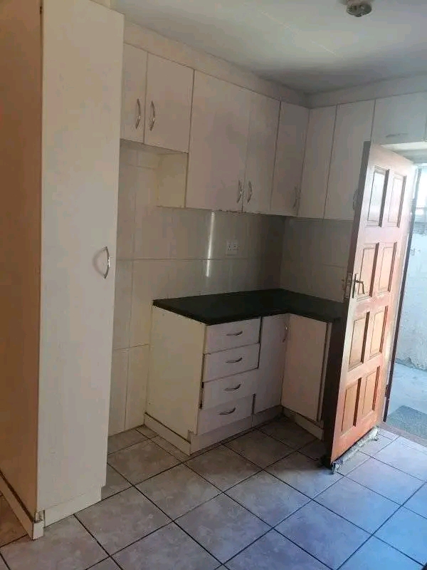 3 bedroom house -with 4 outside rooms -to ren  in Ebony Park